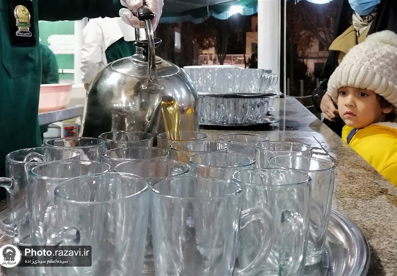 یک جرعه شراباً طهورا در پلاک هشت/ سرخوشی زائران از چای قندپهلوی چایخانه حرم