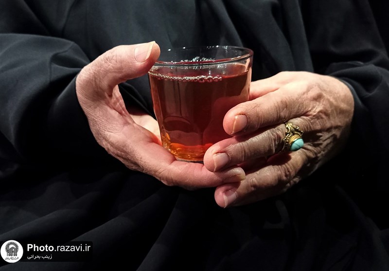 یک جرعه شراباً طهورا در پلاک هشت/ سرخوشی زائران از چای قندپهلوی چایخانه حرم