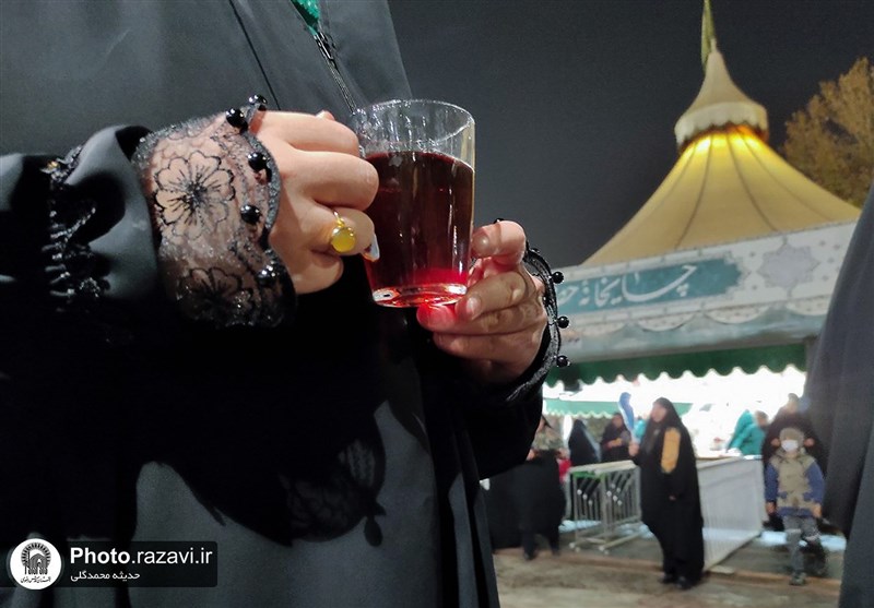 یک جرعه شراباً طهورا در پلاک هشت/ سرخوشی زائران از چای قندپهلوی چایخانه حرم