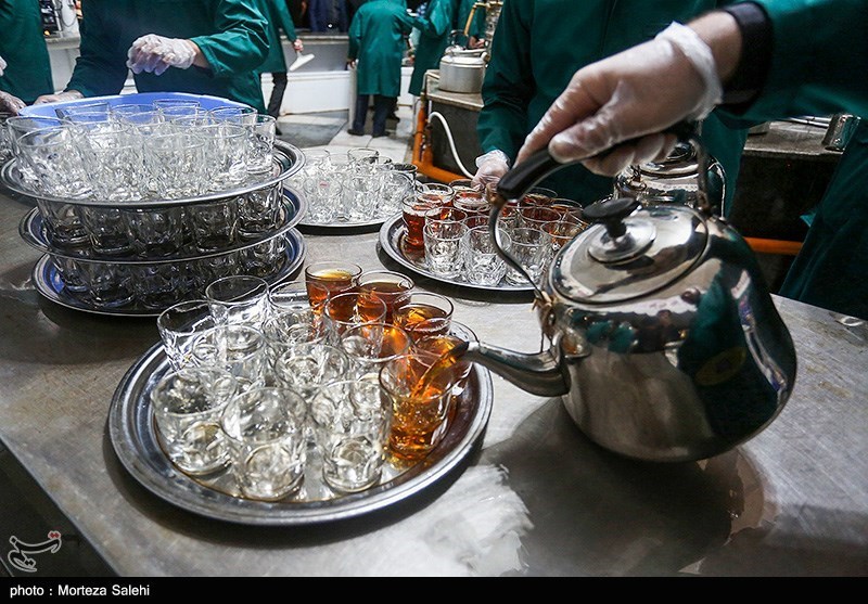 یک جرعه شراباً طهورا در پلاک هشت/ سرخوشی زائران از چای قندپهلوی چایخانه حرم