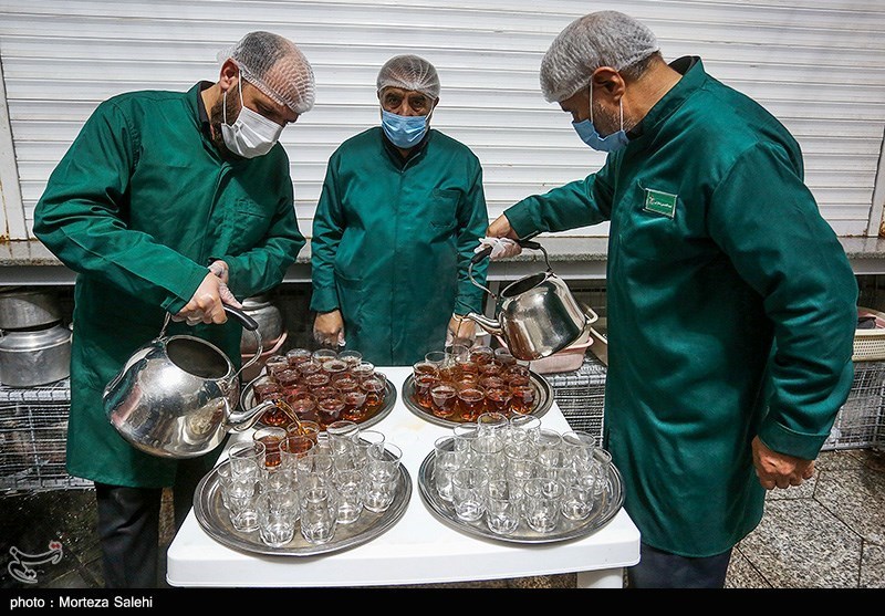 یک جرعه شراباً طهورا در پلاک هشت/ سرخوشی زائران از چای قندپهلوی چایخانه حرم