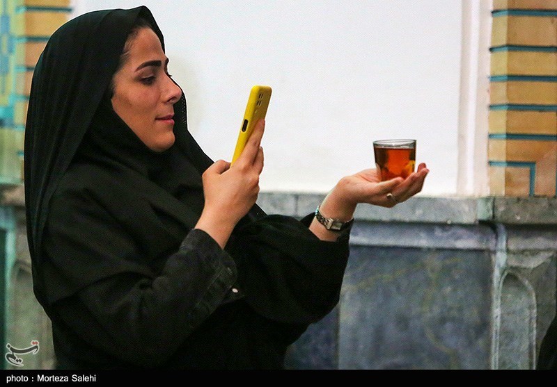 یک جرعه شراباً طهورا در پلاک هشت/ سرخوشی زائران از چای قندپهلوی چایخانه حرم