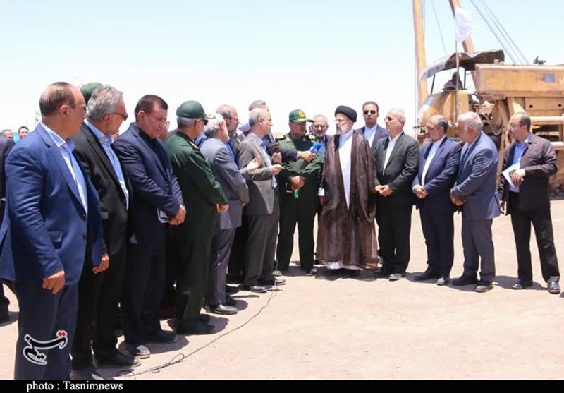 سفر رئیسی به قلب کویر با دمای بالای ۴۰ درجه/ بازدید از خط انتقال آب خلیج فارس به کرمان + تصاویر