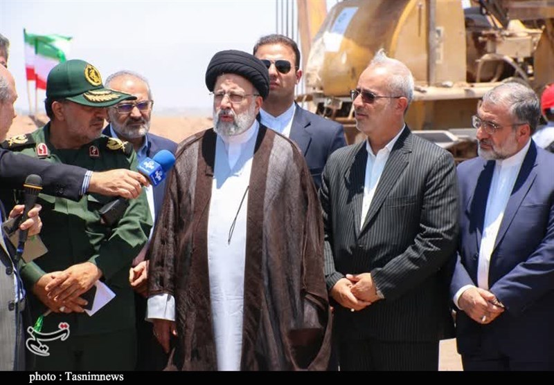 سفر رئیسی به قلب کویر با دمای بالای ۴۰ درجه/ بازدید از خط انتقال آب خلیج فارس به کرمان + تصاویر