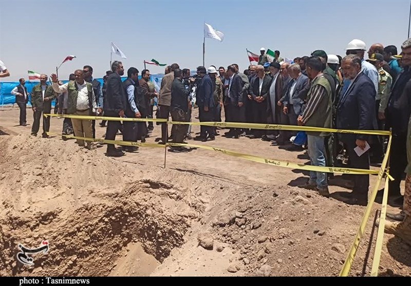 سفر رئیسی به قلب کویر با دمای بالای ۴۰ درجه/ بازدید از خط انتقال آب خلیج فارس به کرمان + تصاویر