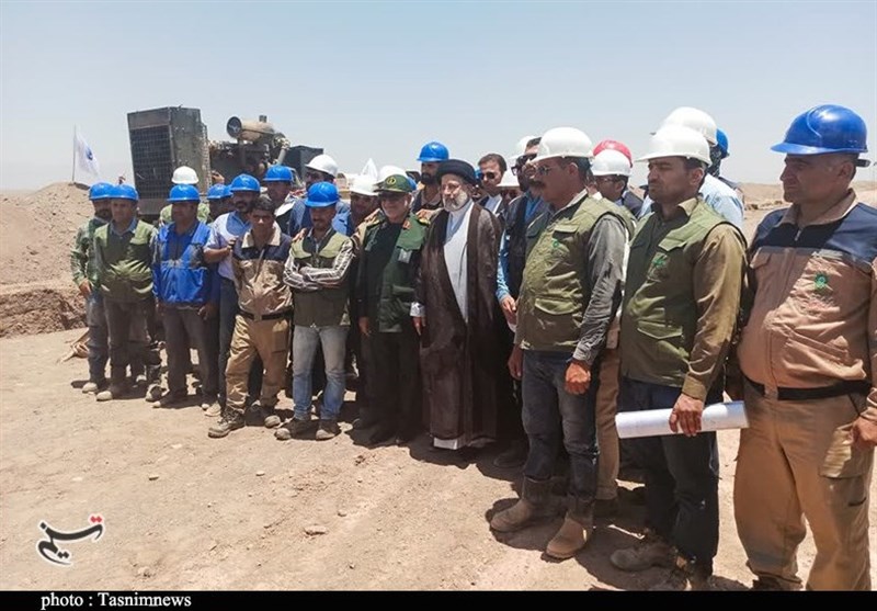 سفر رئیسی به قلب کویر با دمای بالای ۴۰ درجه/ بازدید از خط انتقال آب خلیج فارس به کرمان + تصاویر