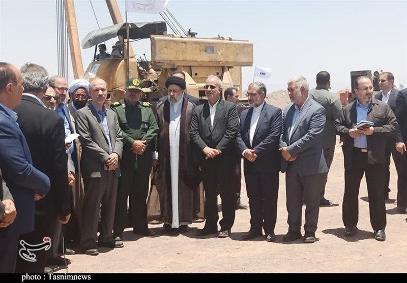 سفر رئیسی به قلب کویر با دمای بالای ۴۰ درجه/ بازدید از خط انتقال آب خلیج فارس به کرمان + تصاویر