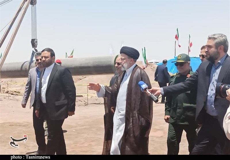 سفر رئیسی به قلب کویر با دمای بالای ۴۰ درجه/ بازدید از خط انتقال آب خلیج فارس به کرمان + تصاویر