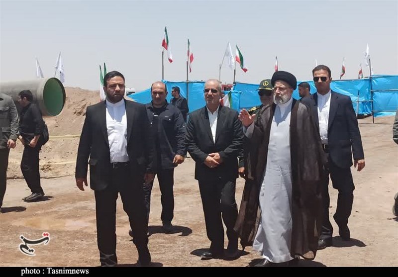 سفر رئیسی به قلب کویر با دمای بالای ۴۰ درجه/ بازدید از خط انتقال آب خلیج فارس به کرمان + تصاویر
