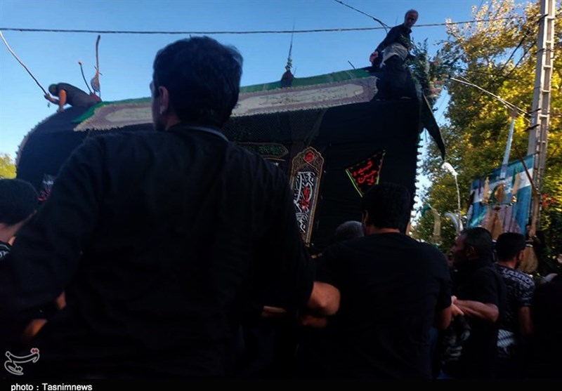 عزاداری مردم شاهرود در عصر روز یازدهم محرم/ "نخلگردانی" در تکیه زنجیری + تصاویر