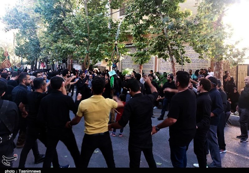 عزاداری مردم شاهرود در عصر روز یازدهم محرم/ "نخلگردانی" در تکیه زنجیری + تصاویر