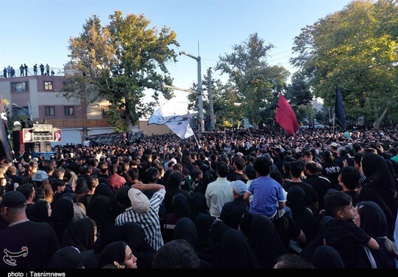 عزاداری مردم شاهرود در عصر روز یازدهم محرم/ "نخلگردانی" در تکیه زنجیری + تصاویر