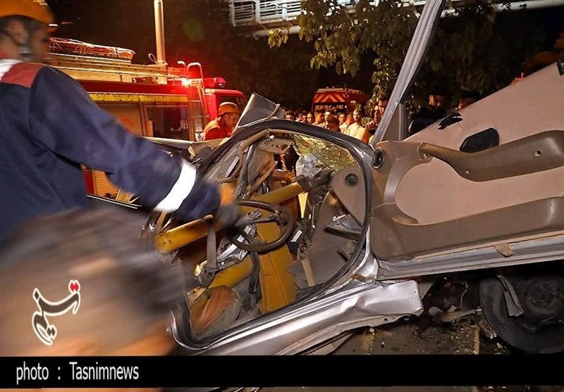 نجات ۳ بانوی مجروح و محبوس در سانحه شدید رانندگی وکیلآباد مشهد