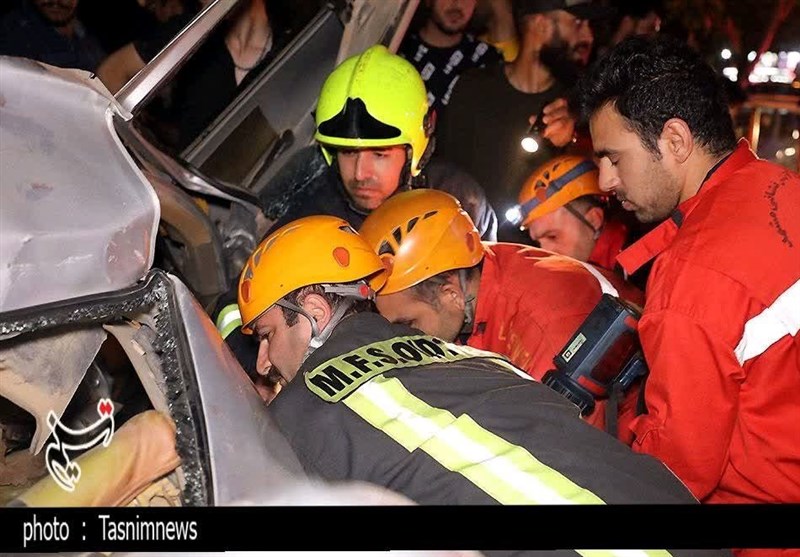 نجات ۳ بانوی مجروح و محبوس در سانحه شدید رانندگی وکیلآباد مشهد