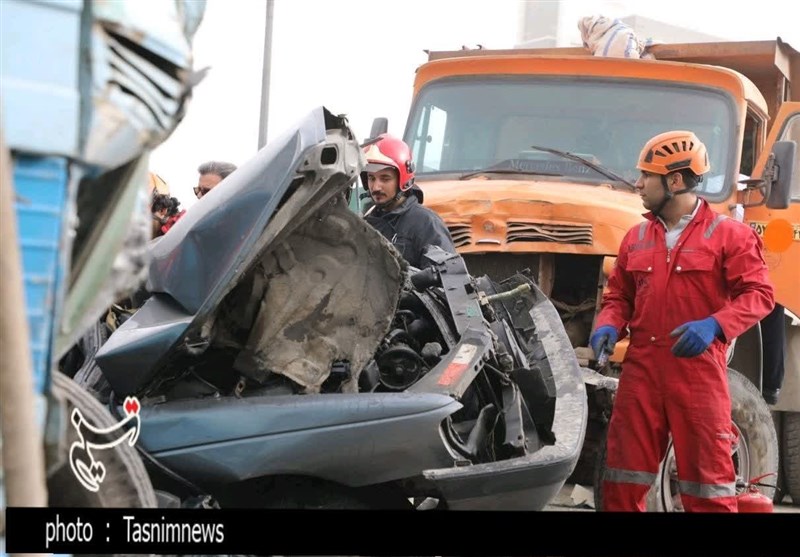 تصادف زنجیرهای در بزرگراه پیامبر اعظم(ص) مشهد با ۲ کشته و ۵ مصدوم + تصویر