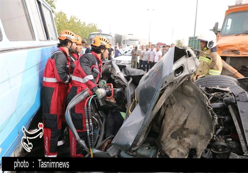 تصادف زنجیرهای در بزرگراه پیامبر اعظم(ص) مشهد با ۲ کشته و ۵ مصدوم + تصویر
