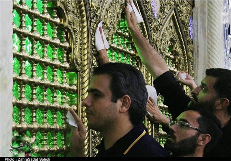 غبارروبی حرم حضرت معصومه(س) با حضور خبرنگاران