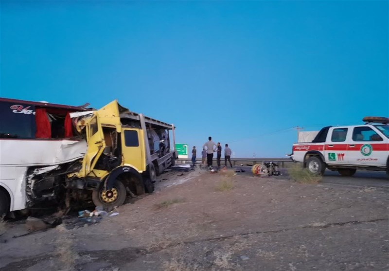 یک کشته و ۳۰ مصدوم در برخورد ۴ خودرو در مهولات + تصاویر