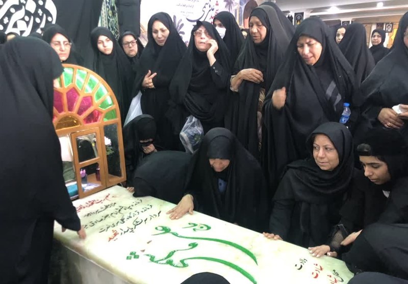 تشییع پیکر مادر شهید هاشمی در اهواز/ مادر در جوار فرزند شهیدش آرام گرفت + تصاویر
