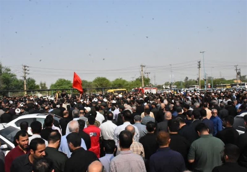 تشییع پیکر مادر شهید هاشمی در اهواز/ مادر در جوار فرزند شهیدش آرام گرفت + تصاویر