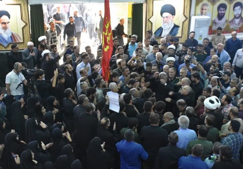 تشییع پیکر مادر شهید هاشمی در اهواز/ مادر در جوار فرزند شهیدش آرام گرفت + تصاویر