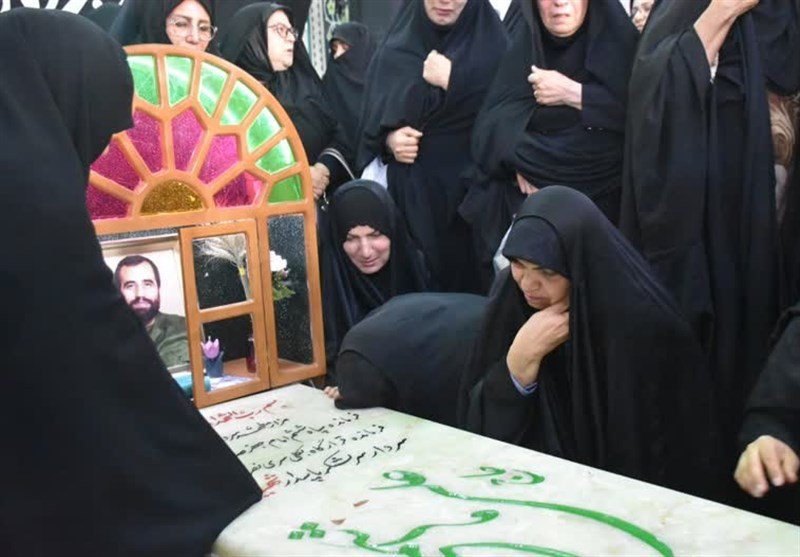 تشییع پیکر مادر شهید هاشمی در اهواز/ مادر در جوار فرزند شهیدش آرام گرفت + تصاویر