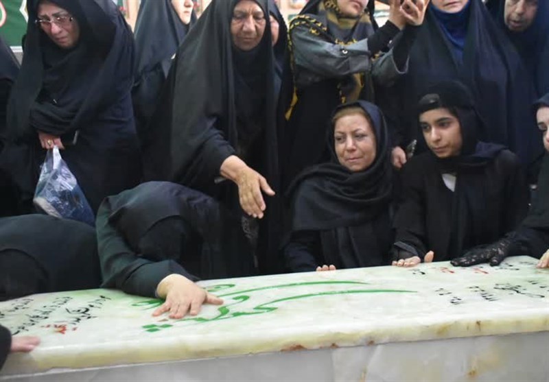 تشییع پیکر مادر شهید هاشمی در اهواز/ مادر در جوار فرزند شهیدش آرام گرفت + تصاویر