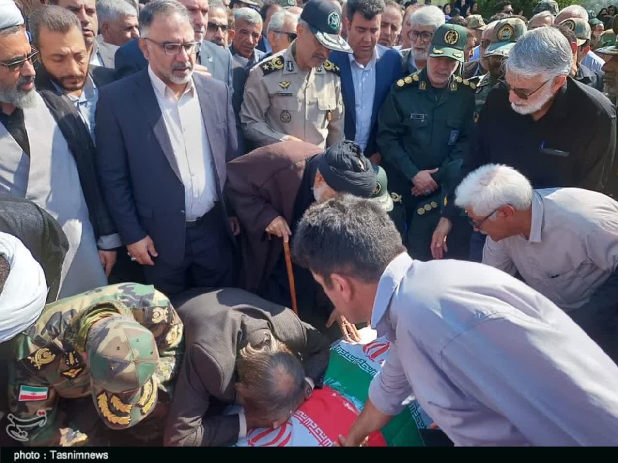 ادای احترام فرماندهان ارتش به فاتح "فتحالمبین"/ پیکر امیر بیرانوند در خرمآباد تشییع شد + تصاویر