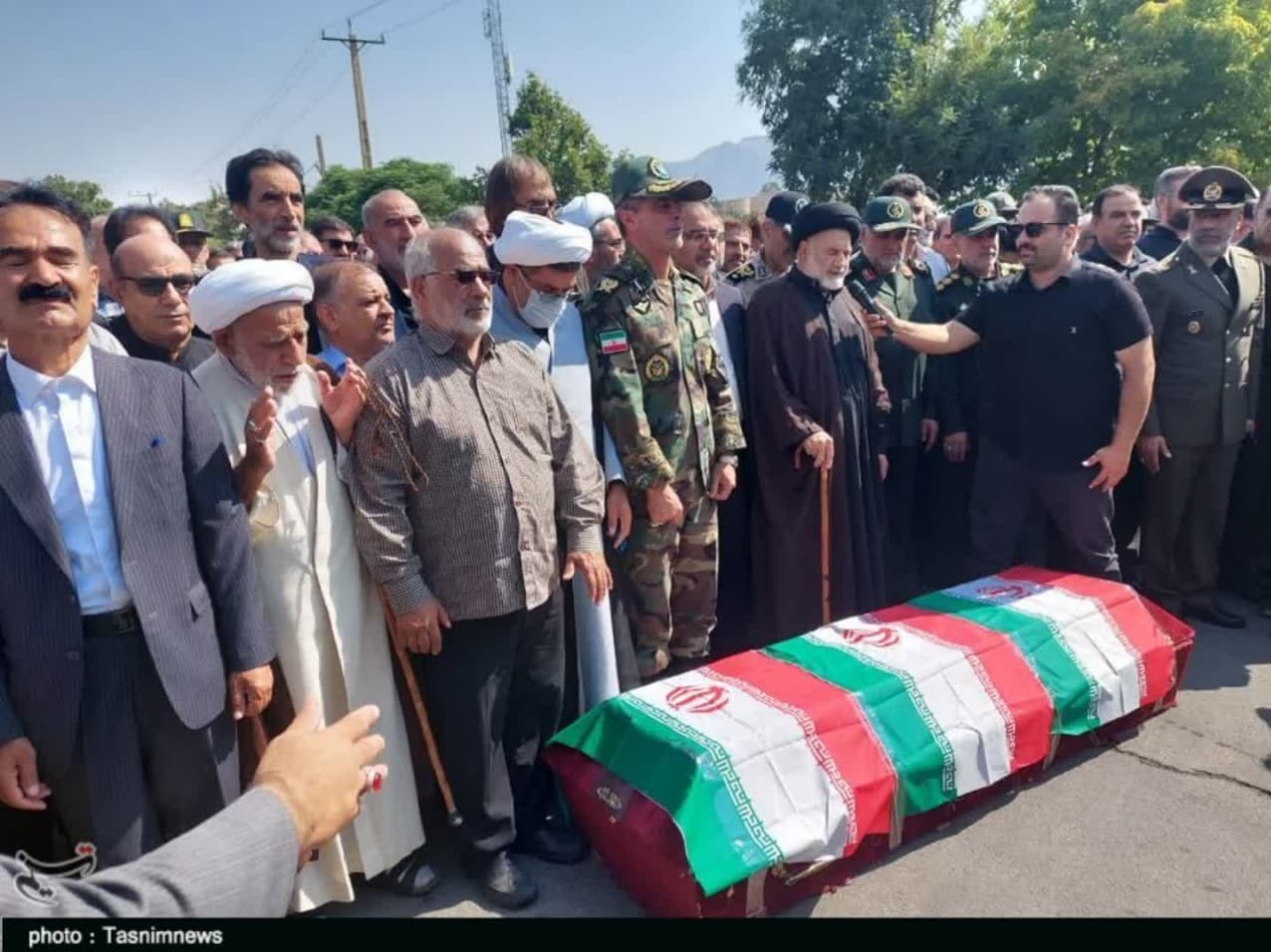 ادای احترام فرماندهان ارتش به فاتح "فتحالمبین"/ پیکر امیر بیرانوند در خرمآباد تشییع شد + تصاویر