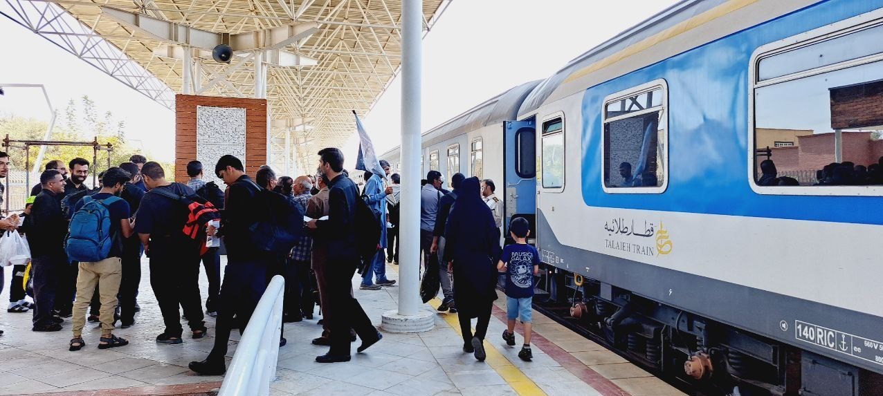 راهاندازی قطار اربعین از ایستگاه راهآهن زاهدان/ زائران سیستان و بلوچستان عازم کربلا شدند + تصاویر