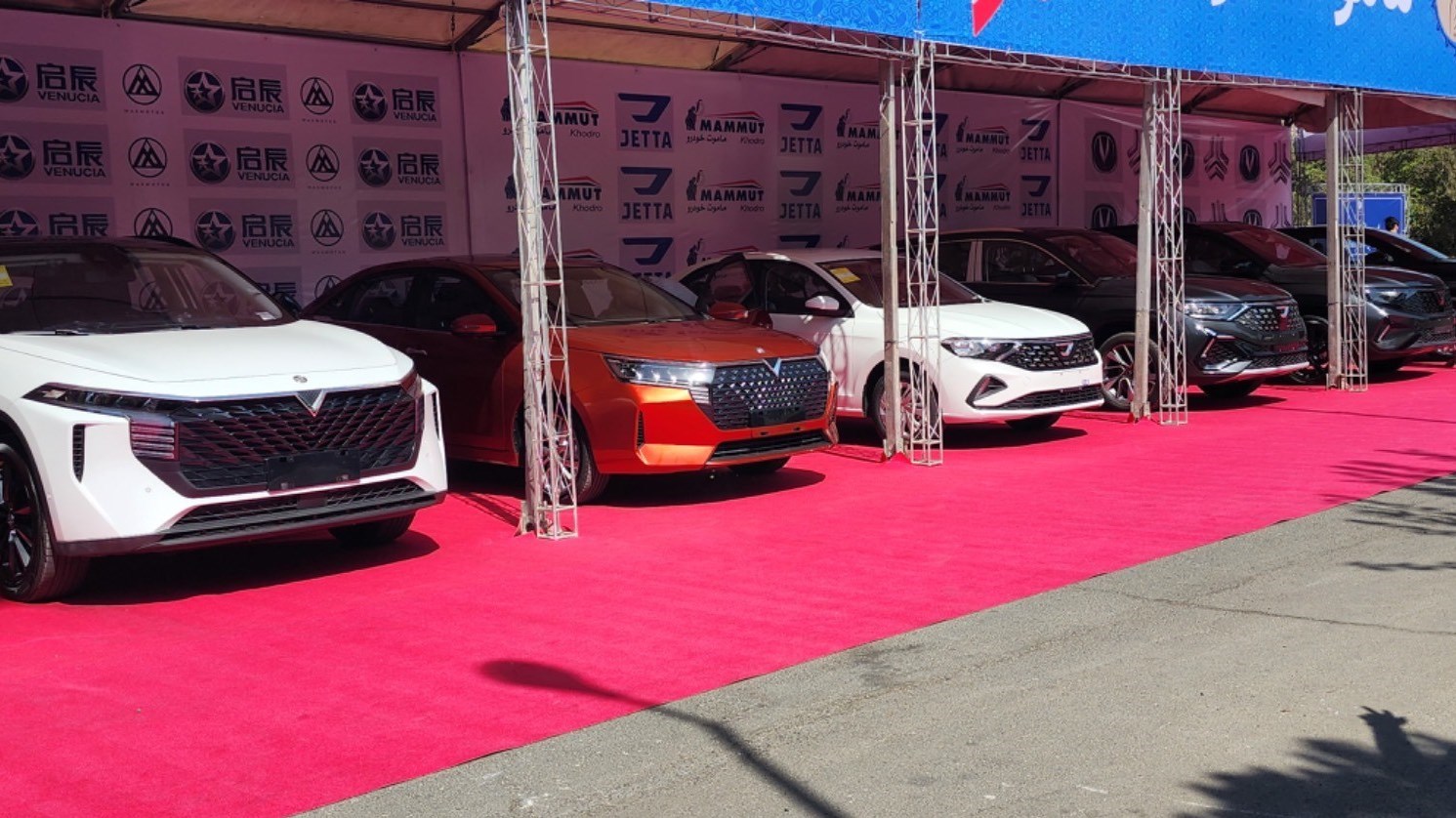 تحویل نمادین تعدادی خودرو وارداتی به متقاضیان/ وزیر صمت: حذف سامانه یکپارچه خودرو صحت ندارد