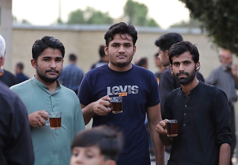 میزبانی از زائران اربعین در چایخانه حرم حضرت معصومه (س) + تصاویر