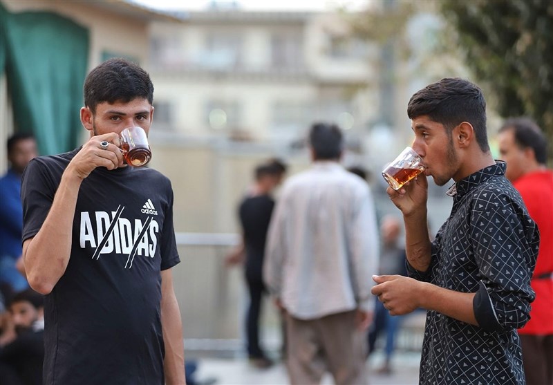 میزبانی از زائران اربعین در چایخانه حرم حضرت معصومه (س) + تصاویر