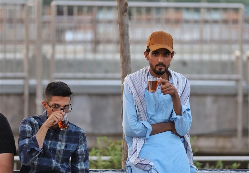 میزبانی از زائران اربعین در چایخانه حرم حضرت معصومه (س) + تصاویر