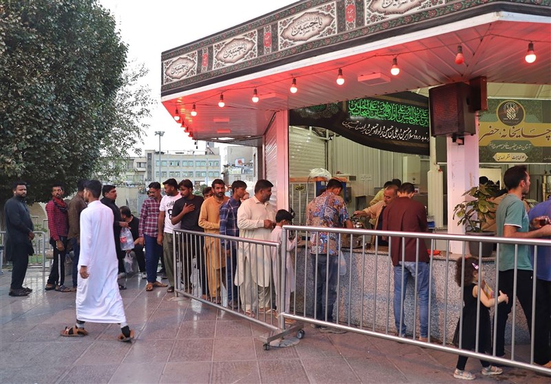 میزبانی از زائران اربعین در چایخانه حرم حضرت معصومه (س) + تصاویر