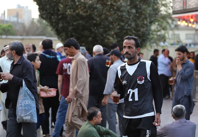 میزبانی از زائران اربعین در چایخانه حرم حضرت معصومه (س) + تصاویر