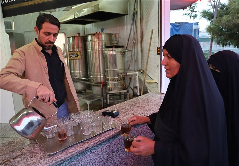 میزبانی از زائران اربعین در چایخانه حرم حضرت معصومه (س) + تصاویر