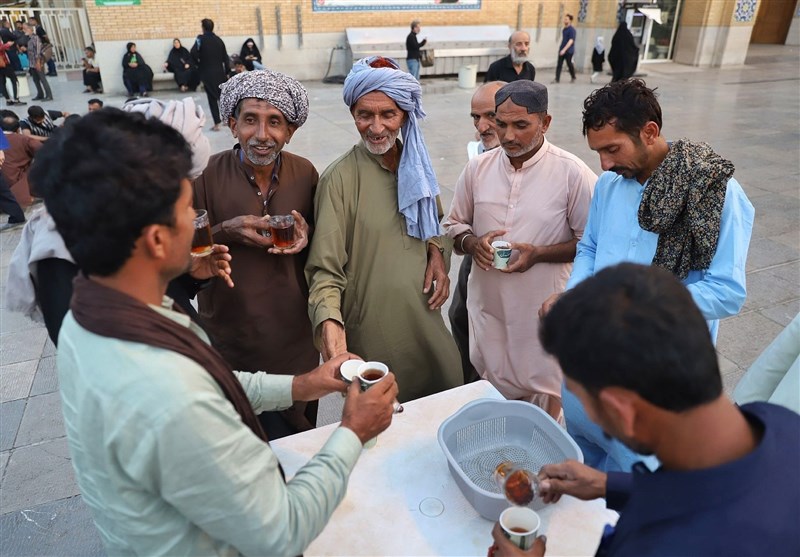 میزبانی از زائران اربعین در چایخانه حرم حضرت معصومه (س) + تصاویر