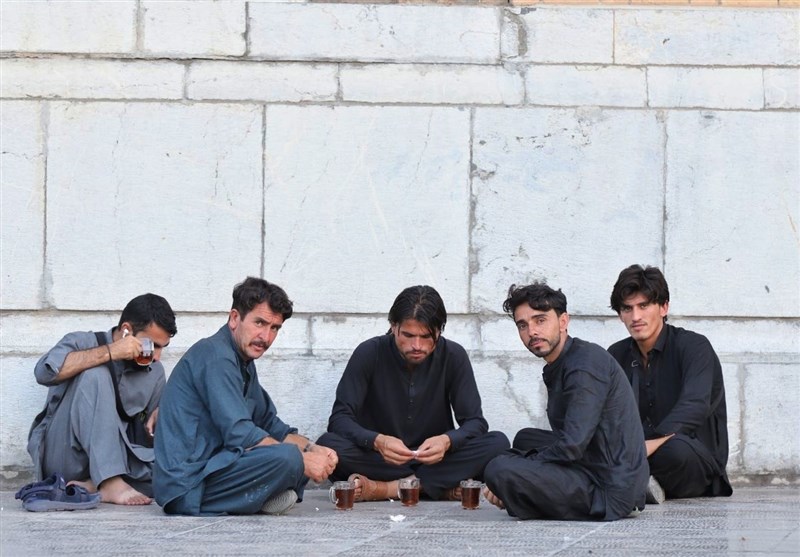 میزبانی از زائران اربعین در چایخانه حرم حضرت معصومه (س) + تصاویر