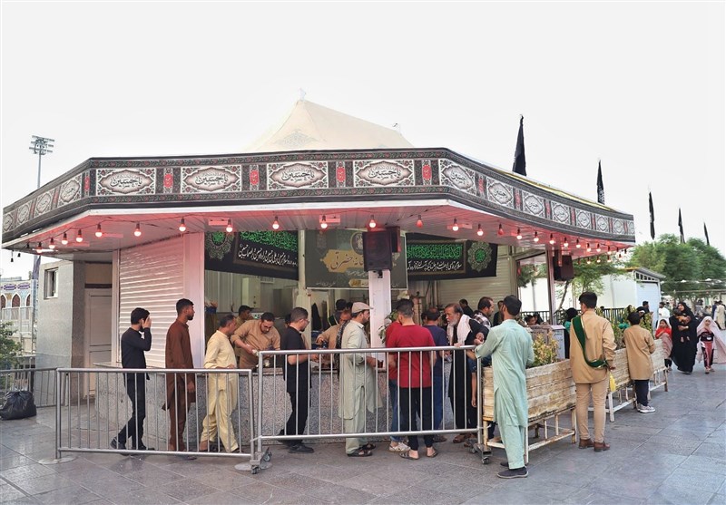 میزبانی از زائران اربعین در چایخانه حرم حضرت معصومه (س) + تصاویر