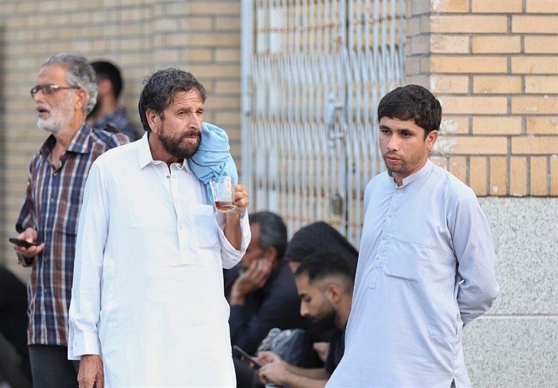 میزبانی از زائران اربعین در چایخانه حرم حضرت معصومه (س) + تصاویر