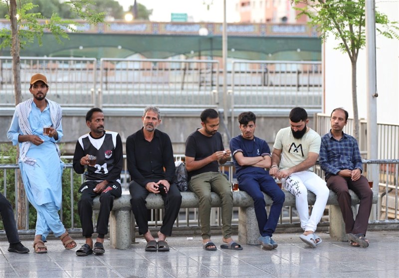 میزبانی از زائران اربعین در چایخانه حرم حضرت معصومه (س) + تصاویر