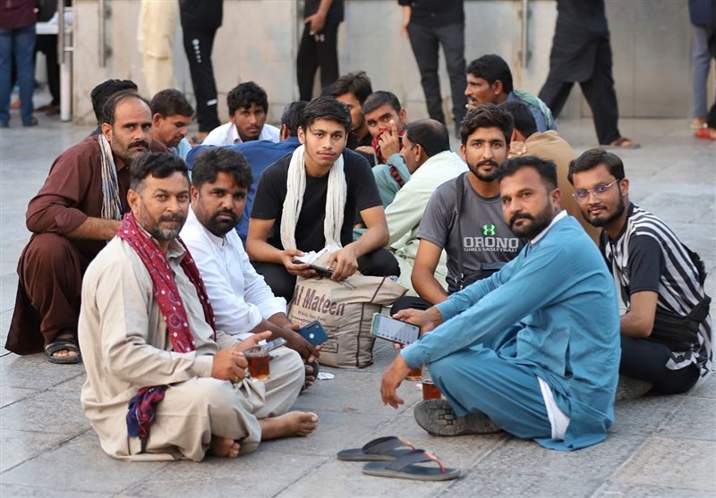 میزبانی از زائران اربعین در چایخانه حرم حضرت معصومه (س) + تصاویر