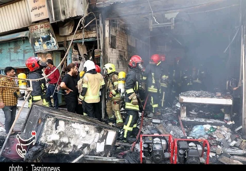 آتشسوزی مهیب در فروشگاه کیف و کفش خیابان طبرسی مشهد + تصاویر