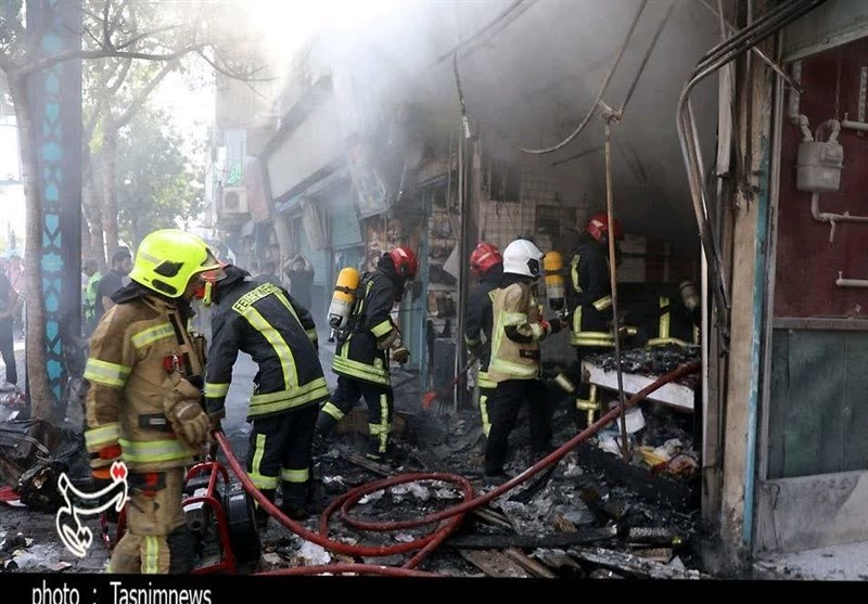 آتشسوزی مهیب در فروشگاه کیف و کفش خیابان طبرسی مشهد + تصاویر