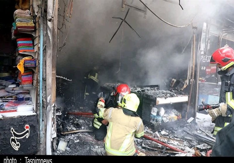 آتشسوزی مهیب در فروشگاه کیف و کفش خیابان طبرسی مشهد + تصاویر