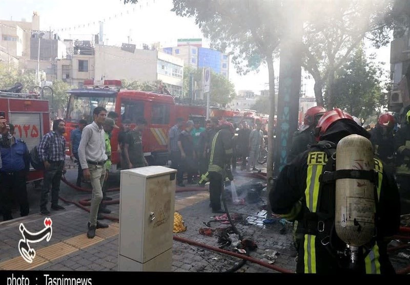 آتشسوزی مهیب در فروشگاه کیف و کفش خیابان طبرسی مشهد + تصاویر