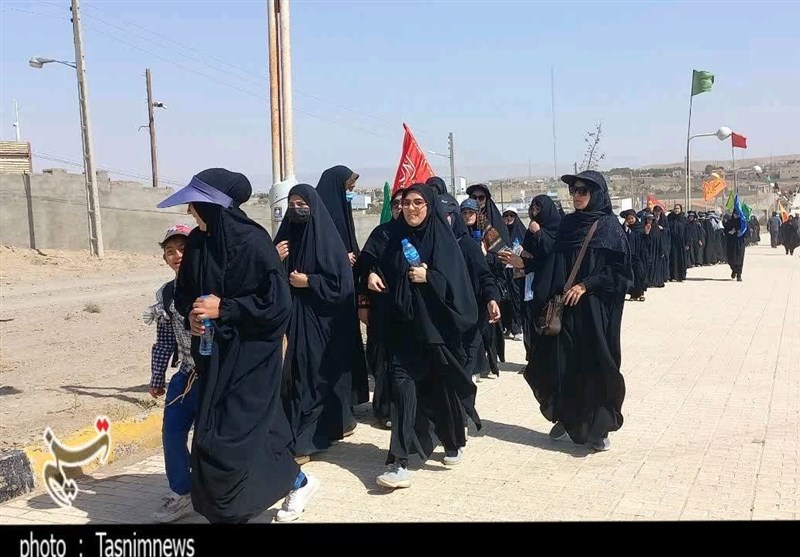 قدم به قدم در مسیر عاشقی با طی مسافت ۱۷۵ کیلومتری/ حرکت کاروان پیاده صالحآباد به مشهد + فیلم