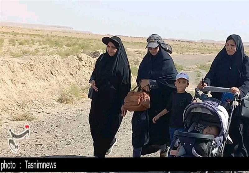 قدم به قدم در مسیر عاشقی با طی مسافت ۱۷۵ کیلومتری/ حرکت کاروان پیاده صالحآباد به مشهد + فیلم