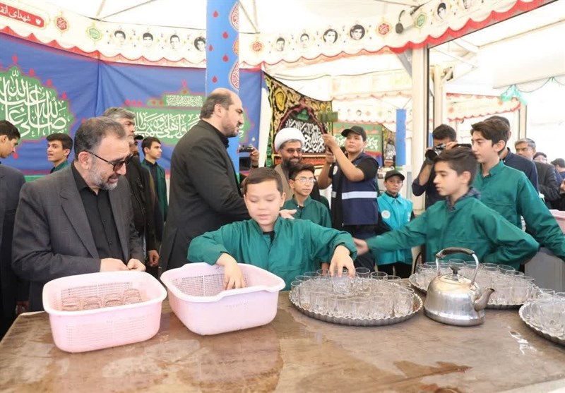 بازدید معاون رئیسجمهور از نحوه خدمترسانی به زائران در میدان شهدای مشهد